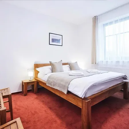 Al Capone Mnisek 3* Mníšek pod Brdy